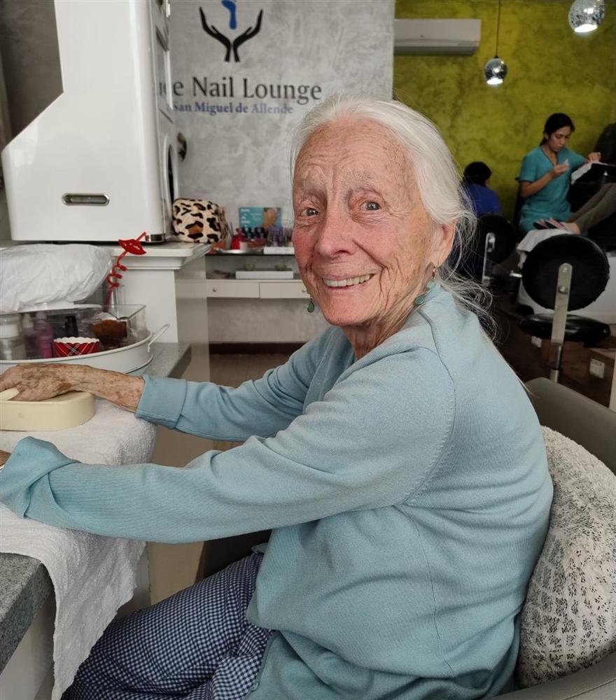 Paciente sonriendo durante su manicure