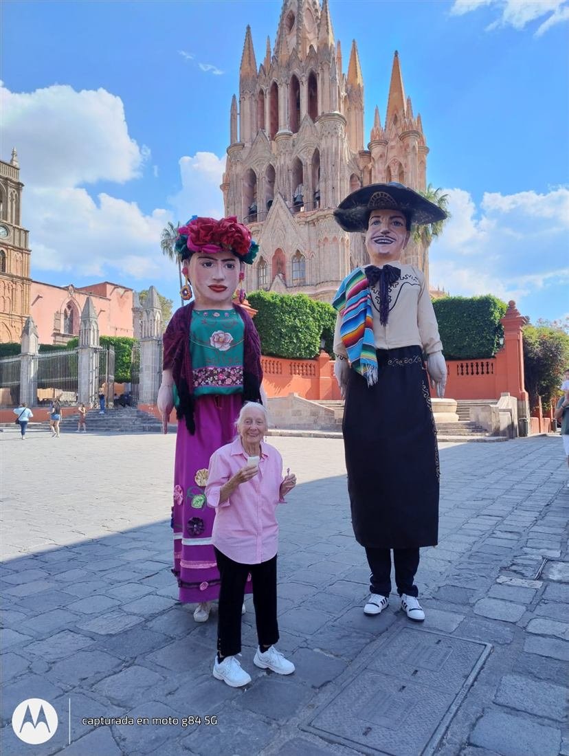 Paciente disfrutando un paseo por el centro de San Miguel de Allende